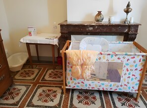 3 bedrooms, iron/ironing board, WiFi, bed sheets