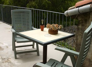Outdoor dining - Bed and Breakfast 'Automne Hiver  Été' with Shared Terrace, Private Garden and Wi-Fi (Salinelles)