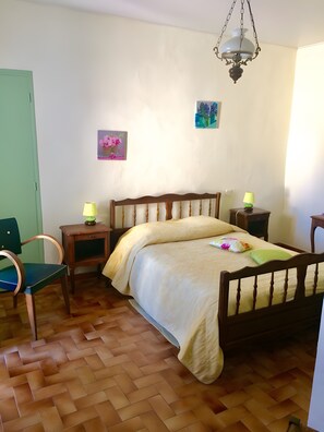 1 bedroom, iron/ironing board, WiFi, bed sheets - Bed and Breakfast 'Printemps' with Shared Terrace, Private Garden and Wi-Fi (Salinelles)