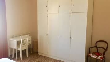 1 chambre, fer et planche Ă  repasser, Wi-Fi, draps fournis