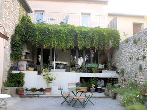 Outdoor dining - Bed and Breakfast 'Printemps' with Shared Terrace, Private Garden and Wi-Fi (Salinelles)