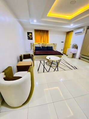 Apartment, 3 Bedrooms, Smoking, Balcony | Living room