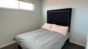 4 bedrooms, iron/ironing board, WiFi