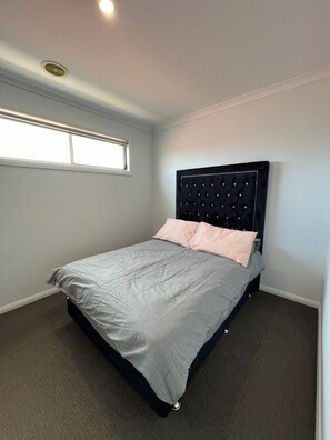 4 habitaciones, tabla de planchar con plancha y wifi 
