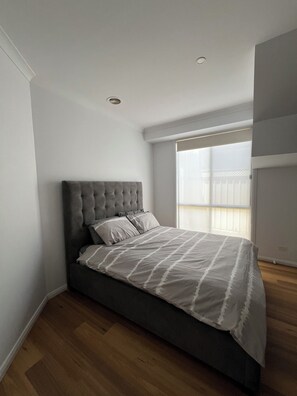 4 slaapkamers, een strijkplank/strijkijzer, wifi