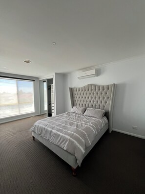 4 bedrooms, iron/ironing board, WiFi