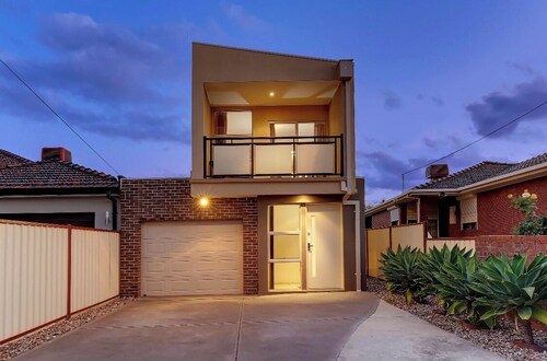 4 bedroom 2 bathroom 10min from Melbourne Airport & 20 min from CBD