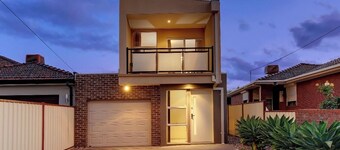 4 bedroom 2 bathroom 10min from Melbourne Airport & 20 min from CBD