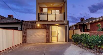 4 bedroom 2 bathroom 10min from Melbourne Airport & 20 min from CBD