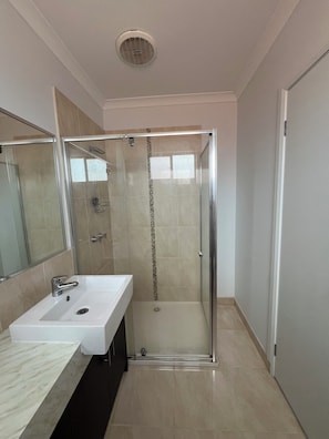 Regadera, toallas, papel de baño