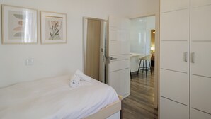 Une chambre à coucher avec un lit, une armoire, un bureau et une chaise.