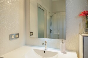 Shower, hair dryer, towels - Apartment 'Gran Plaza Luminoso' with Balcony, Wi-Fi and Air Conditioning (Seville)
