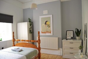 Tabla de planchar con plancha, cuna de viaje, wifi y ropa de cama 