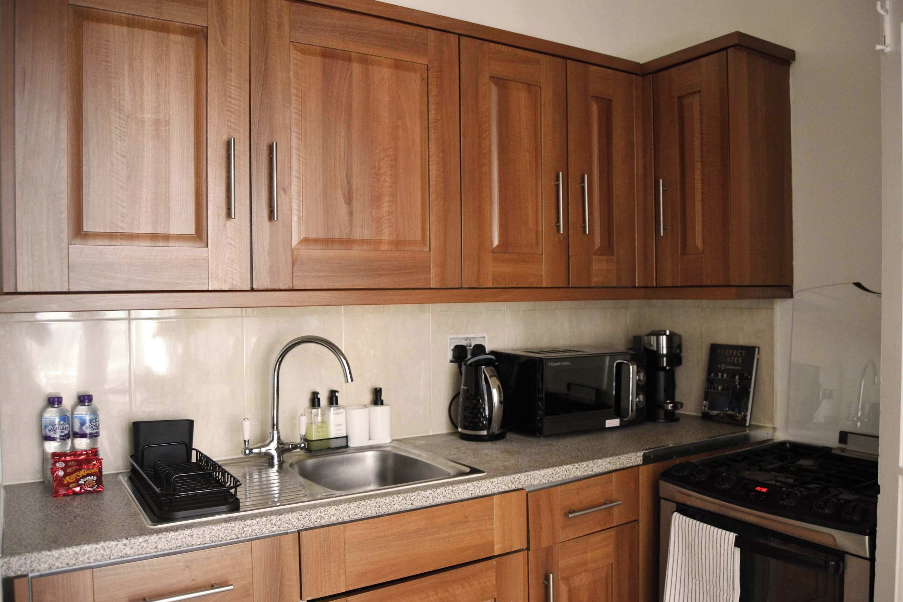 Refrigerador, microondas, horno y parrilla de estufa 