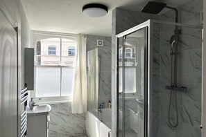 Regadera, secadora de cabello, toallas 