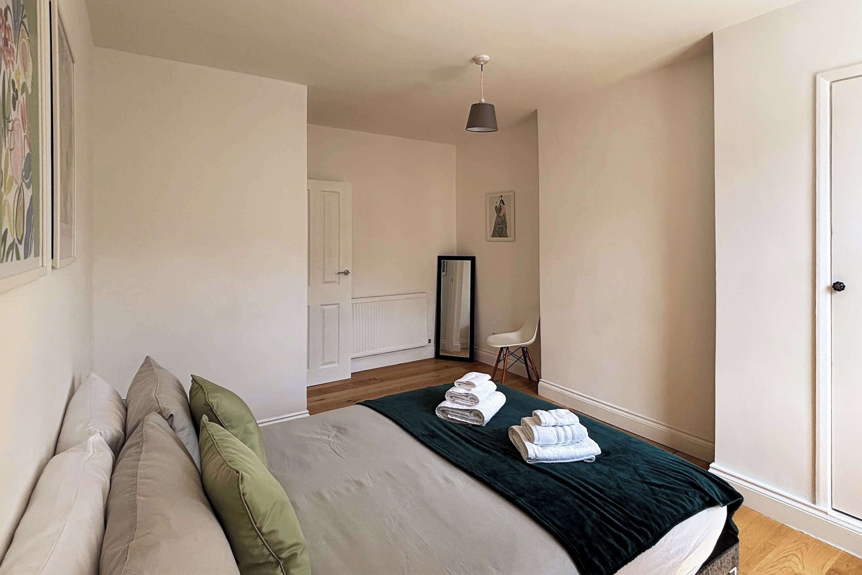 Strykjärn/strykbräda, resesäng, wi-fi och sängkläder