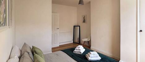 Strykjärn/strykbräda, resesäng, wi-fi och sängkläder