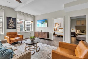 Condo familiar, 4 habitaciones | Sala de estar | Smart TV de 50 pulgadas con canales digitales y futbolito