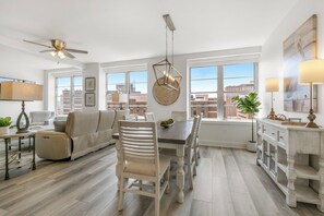 Elite Condo, 4 Bedrooms | In-room dining - California Building (New Orleans)