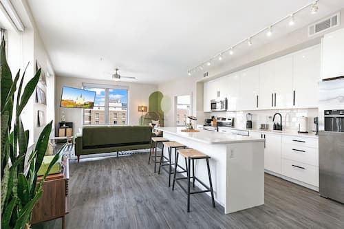 Premier appartement, 2 slaapkamers | Privékeuken | Een koelkast, een microgolfoven, een oven, een kookplaat