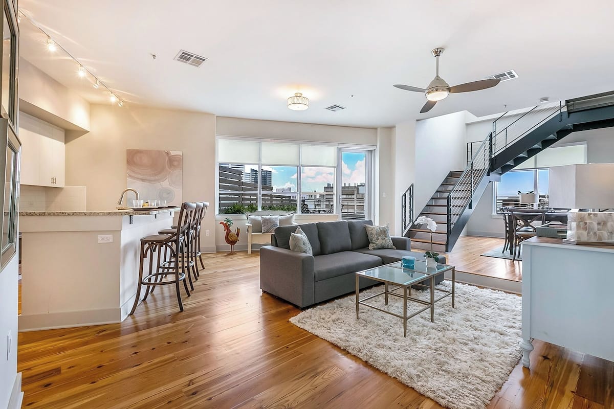 Premium Penthouse, 2 Bedrooms | Living room