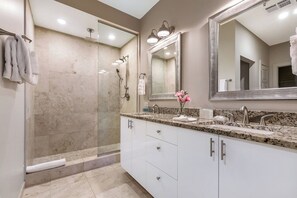 Penthouse Romantique, 1 grand lit et 1 canapé-lit | Salle de bain