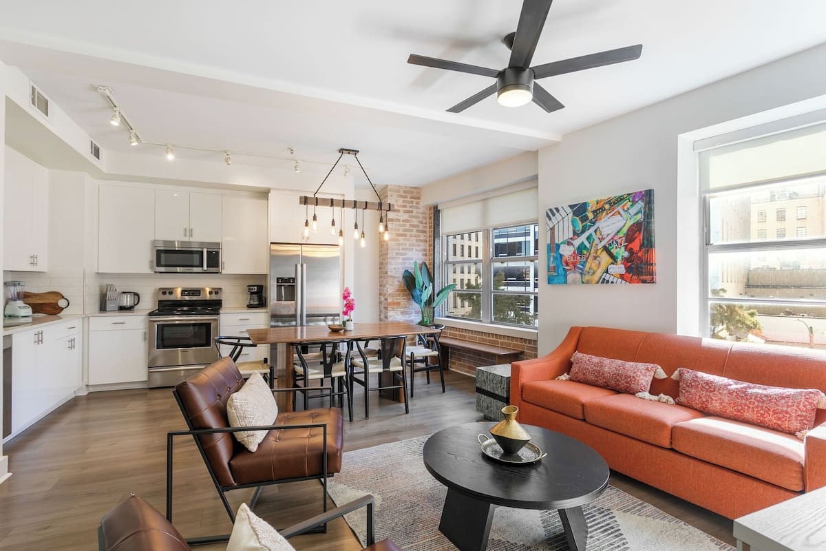 Superior Condo, 4 Bedrooms | Living room