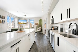 Condo Premier, 2 habitaciones | Cocina privada | Refrigerador, microondas, horno y parrilla de estufa