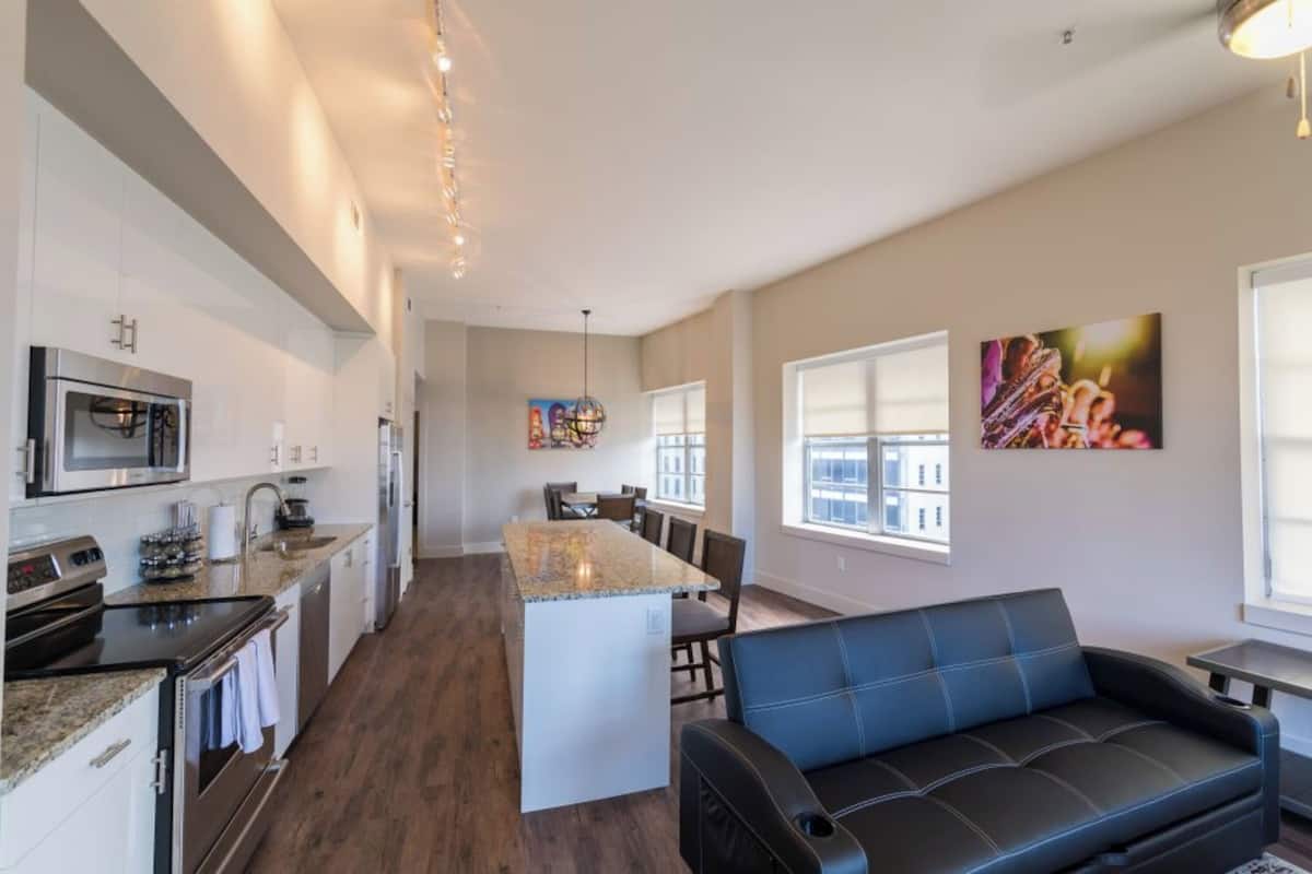 Signature Condo, 2 Bedrooms | Living room