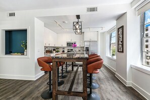 Family Condo, 4 Bedrooms | In-room dining