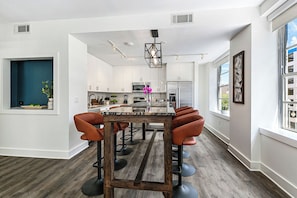 Family Condo, 4 Bedrooms | In-room dining