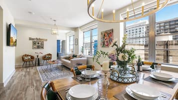 Signature-Apartment, 3 Schlafzimmer | Wohnzimmer | 50-Zoll-Smart-TV mit Digitalempfang, Tischfußball