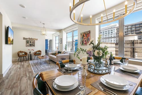 Condo com design assinado, 3 quartos | Sala de estar | Smart TV 50 polegadas com canais digitais, pebolim