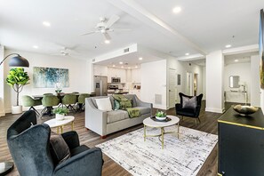 Elite Condo, 4 Bedrooms | Living room