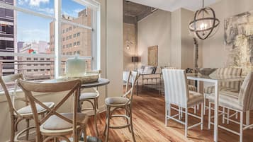 Ático exclusivo, 2 habitaciones | Servicio de comidas en la habitación