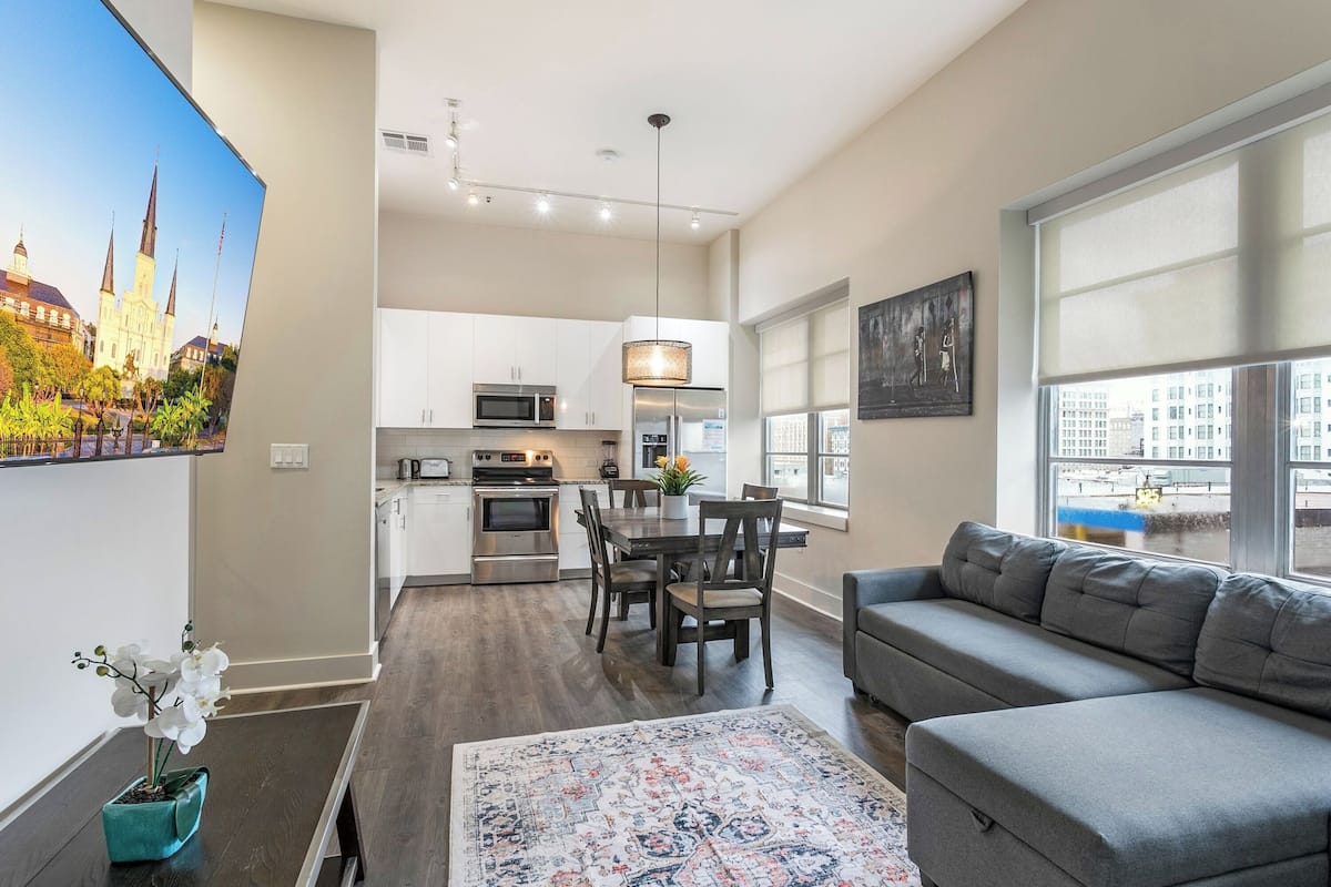 Deluxe Condo, 2 Bedrooms | Living room