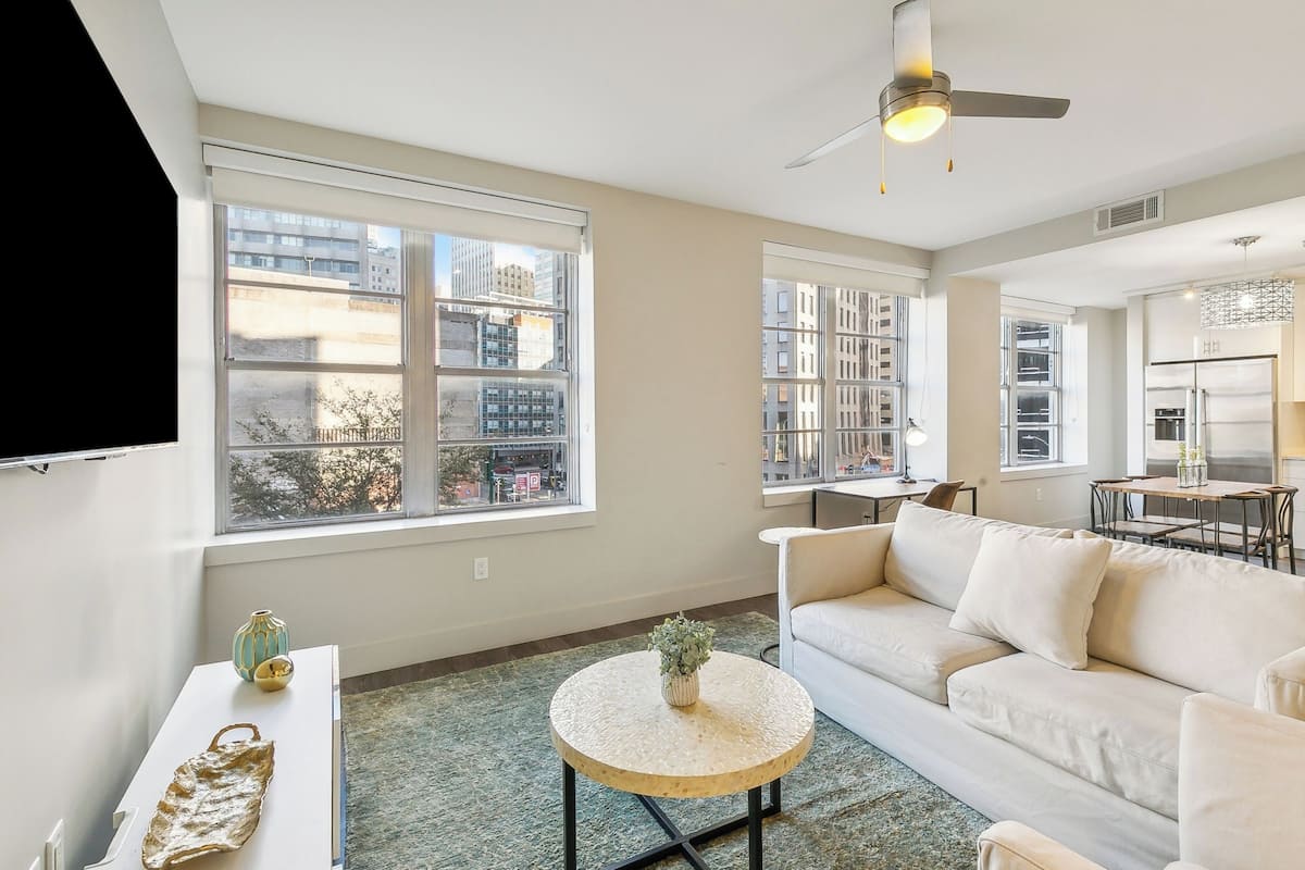 City Condo, 1 Queen Bed | Living room