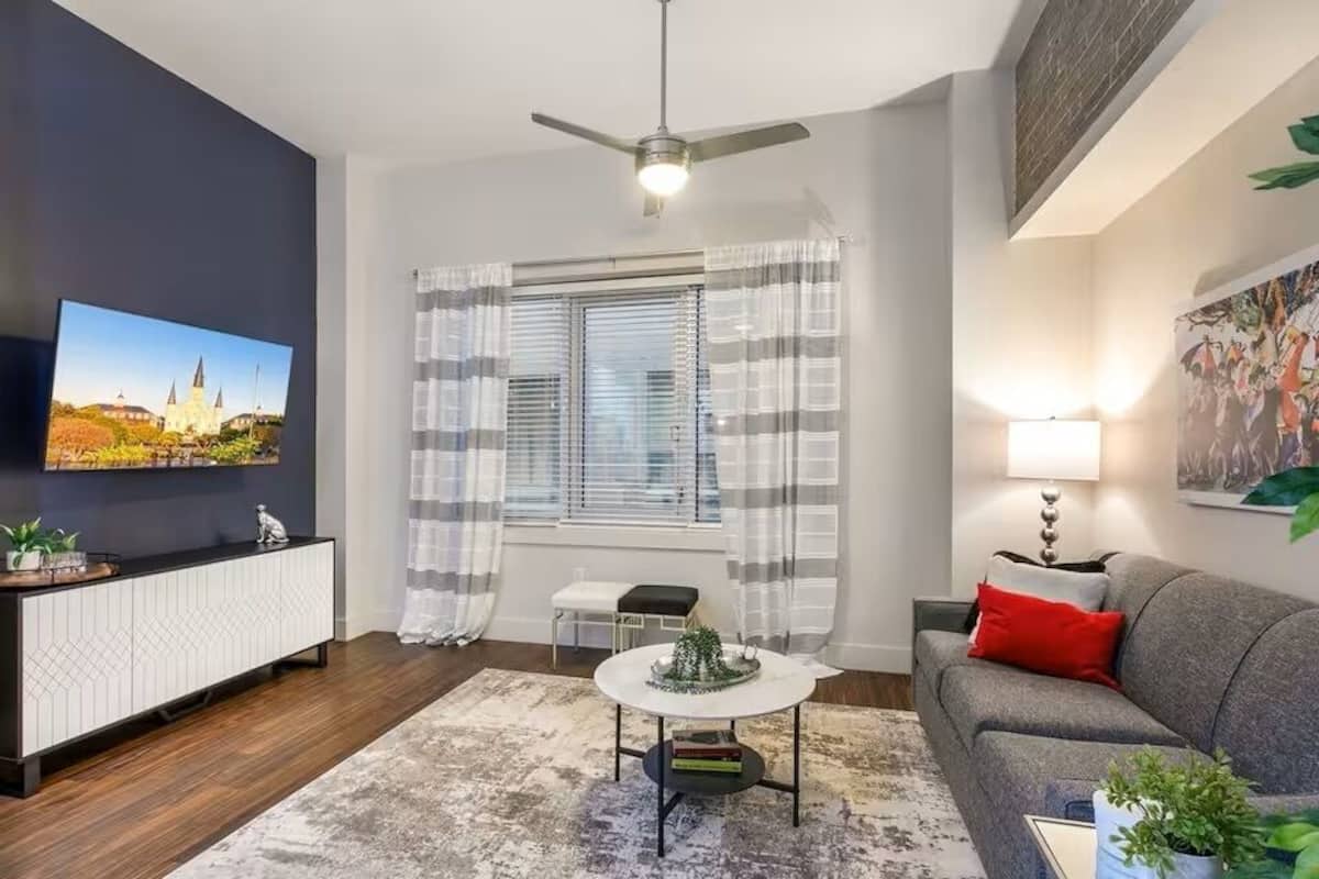 Condo classique, 1 chambre | Aire de séjour | Téléviseur connecté de 50 po avec télévision numérique