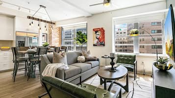 Condo Premium, 4 habitaciones | Sala de estar | Smart TV de 50 pulgadas con canales digitales y futbolito