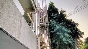 Ein Wohngebäude mit einer Wendeltreppe, die zu einer oberen Etage führt.