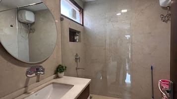 Luxe appartement, uitzicht op de stad | Badkamer | Pantoffels