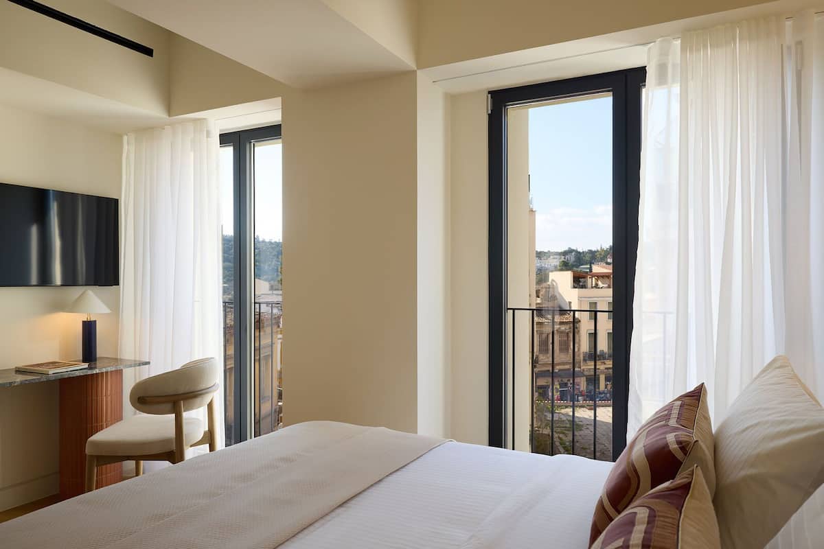 Minibar, iron/ironing board, free WiFi, bed sheets