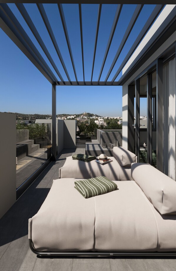 Deluxe Suite, City View | Terrace/patio