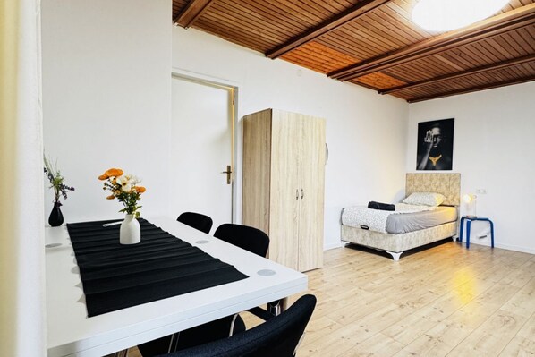 1 bedroom, bed sheets