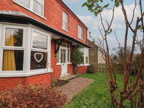 Cottage | Exterior detail - The Manse (Saltburn-by-the-Sea)