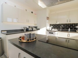 Cottage | Private kitchen | Dishwasher, cookware/dishes/utensils