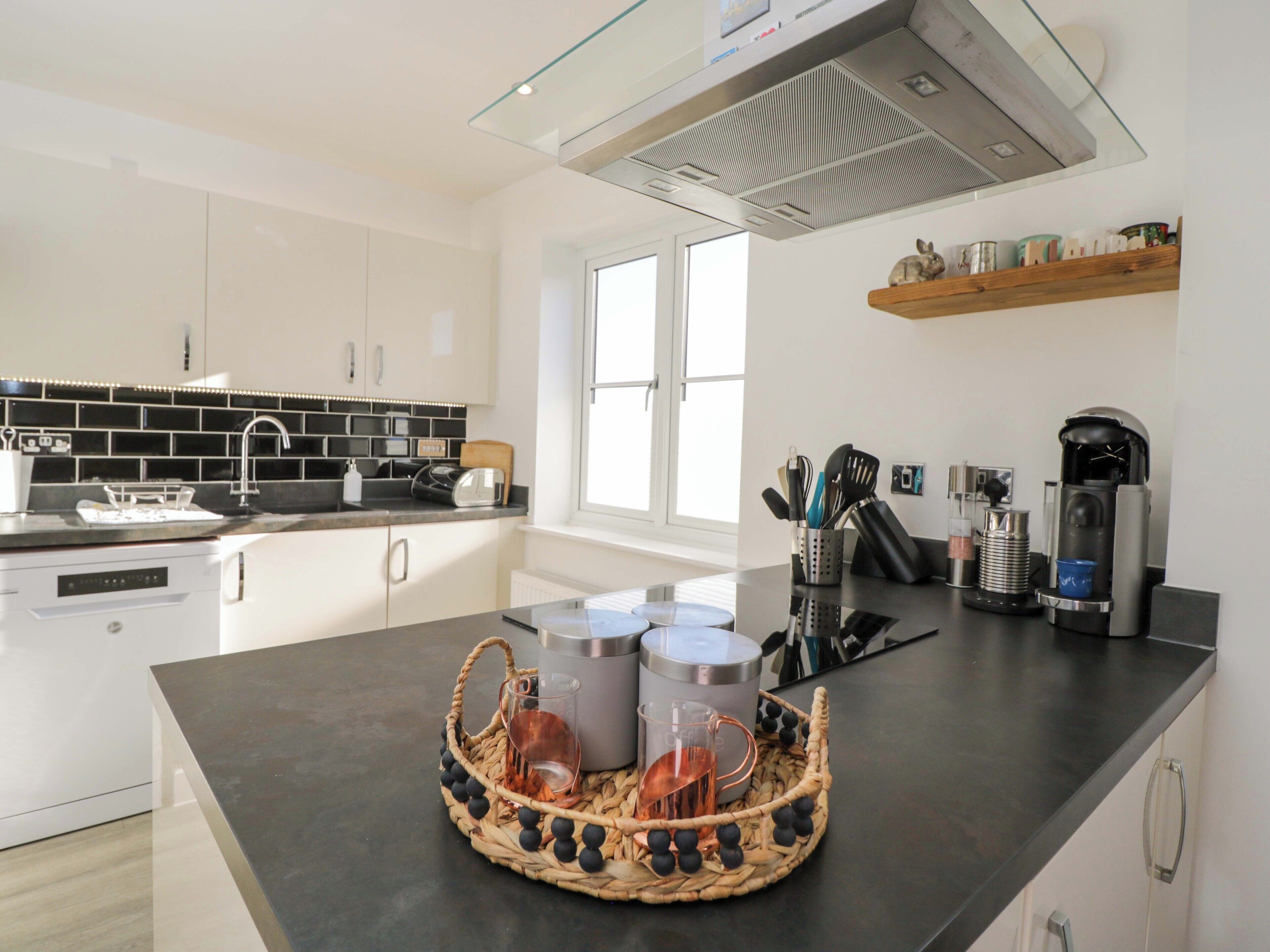 Cottage | Private kitchen | Dishwasher, cookware/dishes/utensils