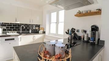 Cottage | Private kitchen | Dishwasher, cookware/dishes/utensils