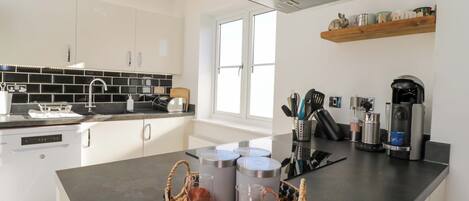 Cottage | Private kitchen | Dishwasher, cookware/dishes/utensils