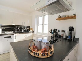 Cottage | Private kitchen | Dishwasher, cookware/dishes/utensils